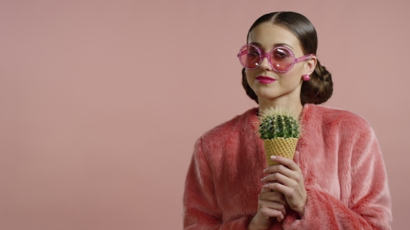 Woman with Ice Cream in Studio alt