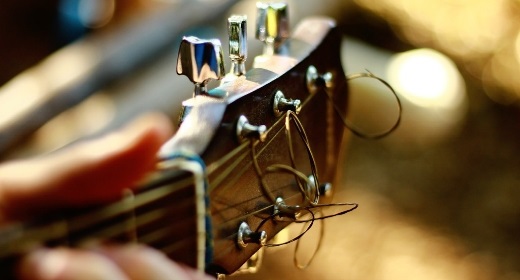 ACOUSTIC GUITAR
