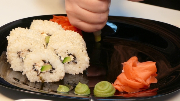 Decorate the Plate with Sushi Rolls. Fast Moving.