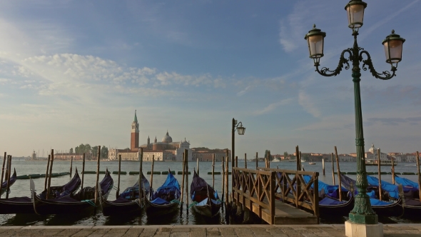 Gondolas on Canal Grande in Venice, Italy alt