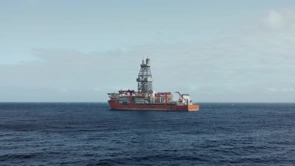 Drilling Vessel Exploring New Oil and Gas Fields in the Ocean alt