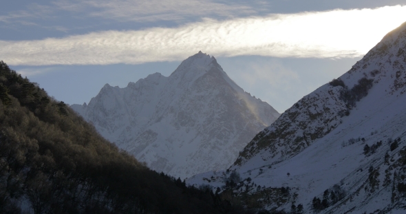 High Cirrus Clouds in the High Mountains alt