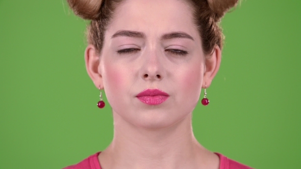 Girl Crossed Her Fingers. Green Screen. alt