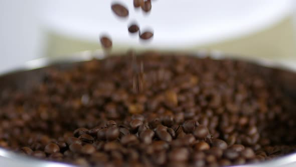 Coffee Beans Falling alt