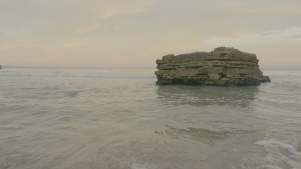 Sea Waves Splashing on the Rocks alt