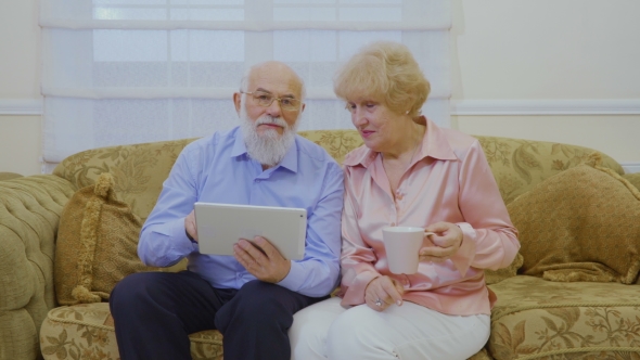 Senior Couple Teach To Use Digital Tablet alt