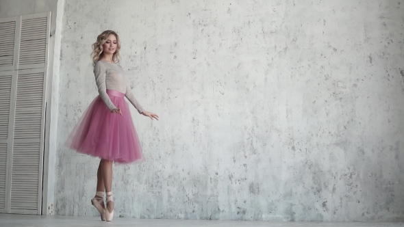Dancer Ballet Pirouette on Toes in Pointe Shoes. Ballet Dancer in a Pink Tutu. alt