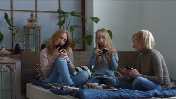 Family Sharing Media Content with Smart Phones alt