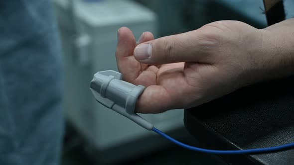 Closeup View of Male Hand with Pulse Sensor alt