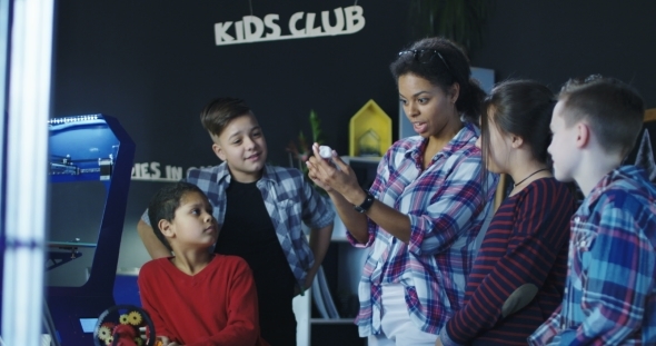 Teacher Shows Pupils a Model of a Tooth Printed on a Three-dimensional Printer alt