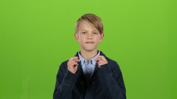 Kid Boy Crossed His Fingers, He Is a Fan, but the Team Lost on Green Screen alt