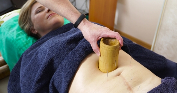 Doctor Treats the Patient with Chinese Techniques alt