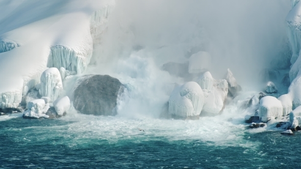 The Foot of Niagara Falls in Winter. Beautiful Winter Scene, Rocks Covered with Ice and Snow.  10 Bi alt