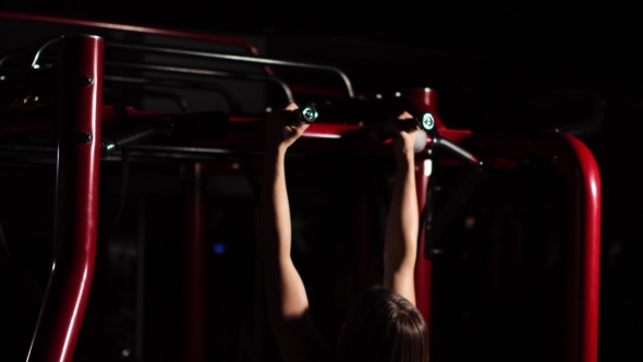 A Beautiful Woman in a Black Top with an Open Abdomen Will Pull Out Pull-ups On a Tempo Background alt