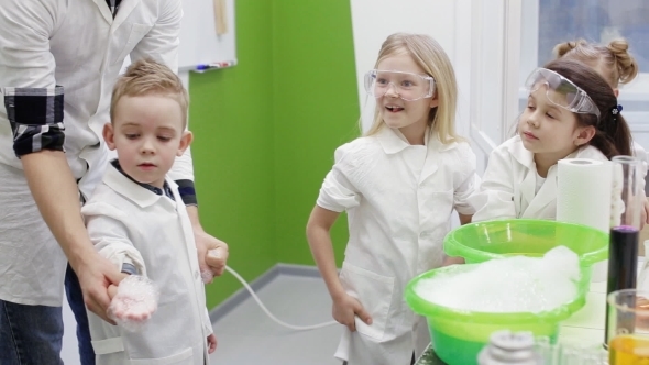 Children's Education in Chemistry, Experiment with Fire alt