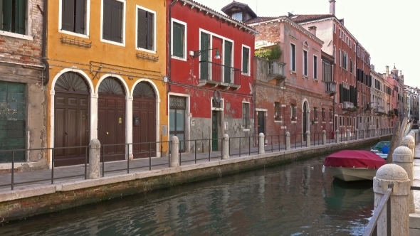 Multi-colored Houses on Canal in Venice, Italy alt