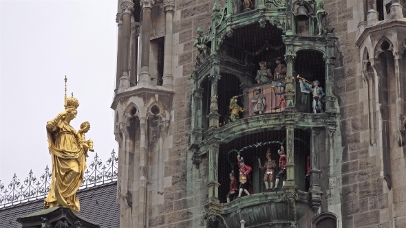 The Historic Glockenspiel at Marienplatz, Munich, Germany alt