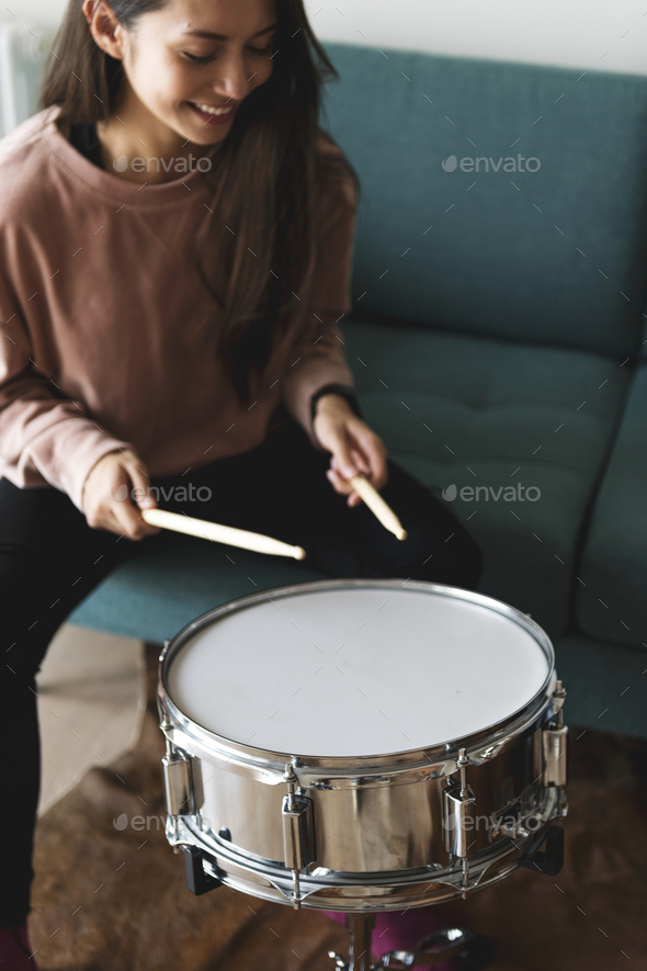 Mujer blanca tocando el tambor Foto de stock deMujer blanca tocando el tambor Foto de stock de  