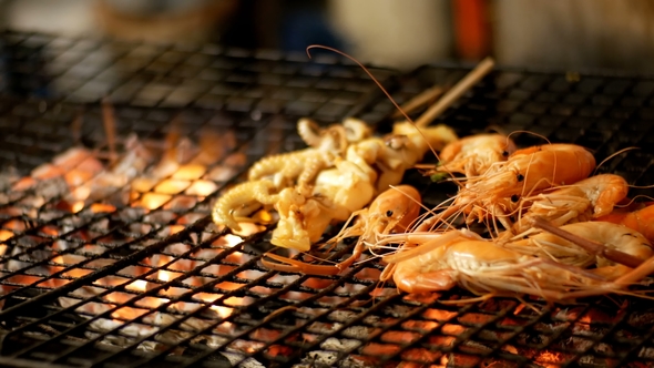 Shrimp Grill in Night Food Market, Thailand Street Food alt