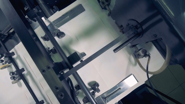 Top View of a Machine Tool Relocating Multiple Pieces of Paper One By One alt