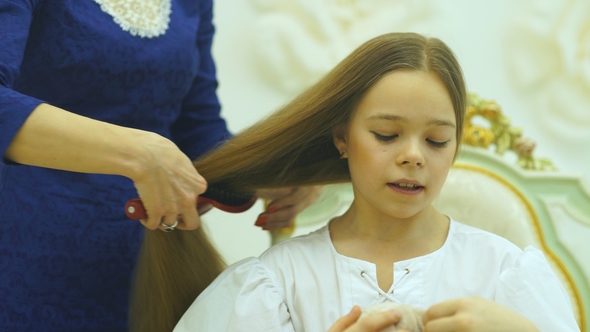 Mom Combs Her Daughter's Hair