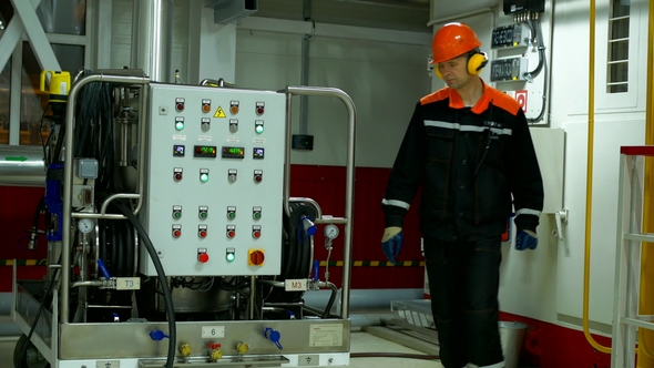 The Mechanic Turns Off the Filling Station From the Equipment alt