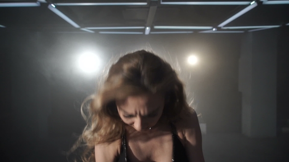 The Girl Is Dancing on the Dance Floor alt