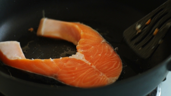 Cooking Salmon in an Iron Cast Pan with Salt and Spice