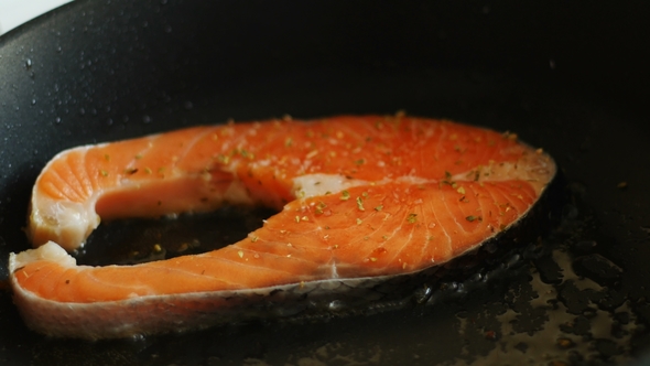 Cooking Salmon in an Iron Cast Pan with Salt and Spice alt