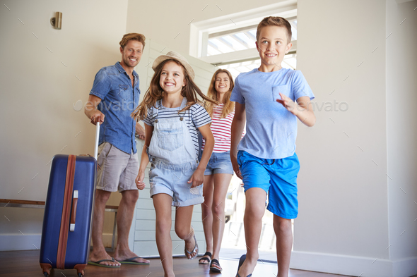 Family Arriving At Summer Vacation Rental Stock Photo by monkeybusiness