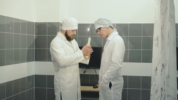 The Doctor Instructing a Nurse About Using a Model of Knee Structure in Clinic alt