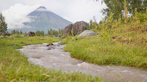 Mount Mayon Volcano in the Province of Bicol, Philippines alt