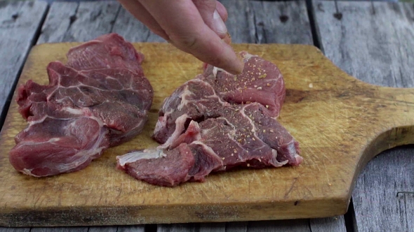 Barbecue Meat Spicing in Nature alt