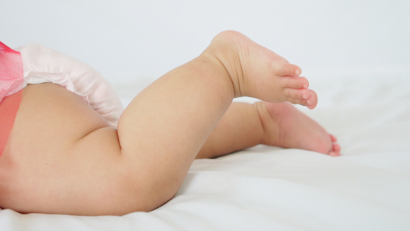 Baby Swing Her Legs to Try to Crawl