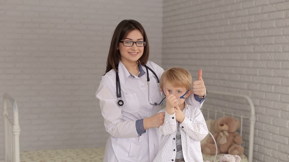 Portrait of Doctor and Child with an Inhaler Mask alt