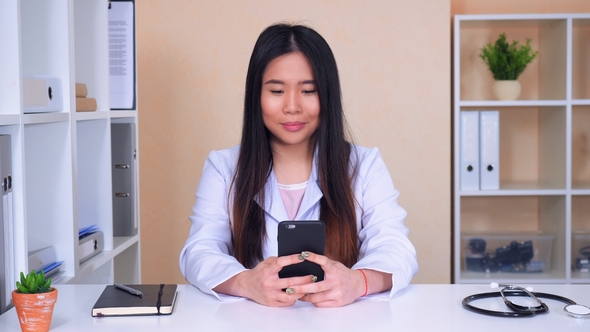 Physician Messaging Communicates with Friend alt