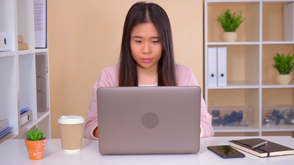 Worker Shows Sign Quiet in the Office alt