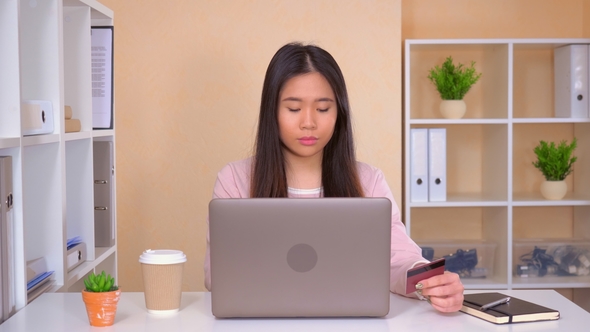 Female Using Internet for Pay Bills alt