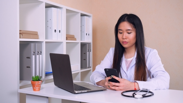 Cardiologist Messaging with Friend Use Mobile alt