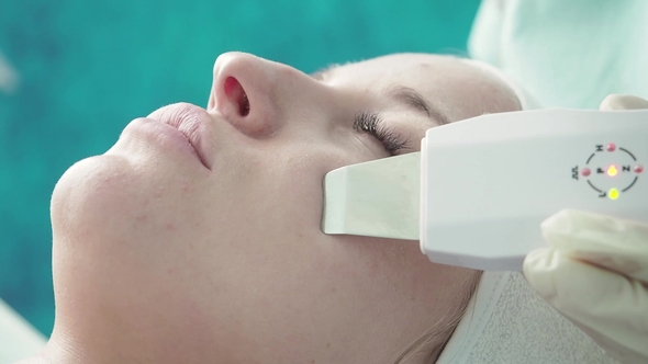 Facial Cleansing with Ultrasound Device