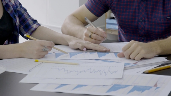 Female and Male Investors Are Researching the Bitcoin Rates in the Office, .