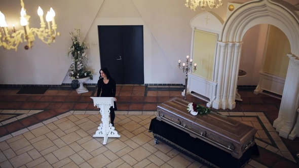 Woman Makes Speech at Funeral in Orthodox Church 5 alt