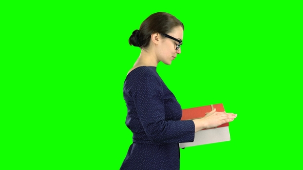 Woman Received a Gift and Is Glad alt