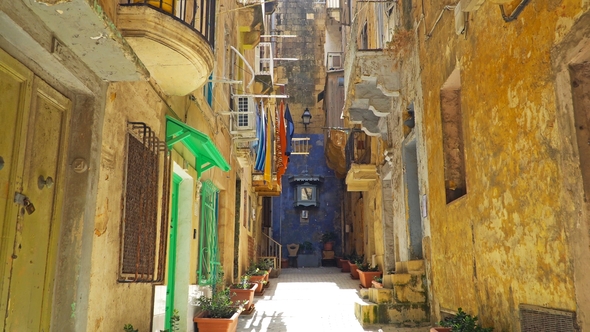 Walking Along the Medieval Streets of Valletta, Malta alt