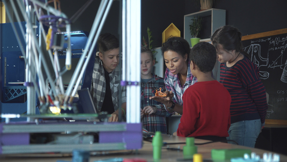 Teacher and Kids Exploring 3d Modeling alt