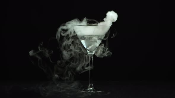 Drink in Glass of Martinis with the Effect of Dry Ice alt