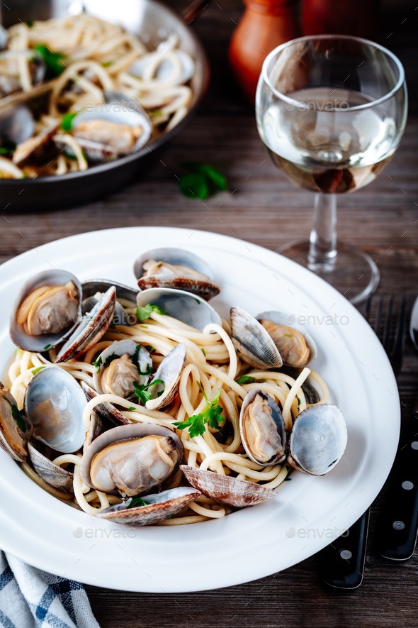 Traditional Italian Seafood Pasta With Clams Spaghetti Alle Vongole ...