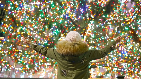 Happy Girl on the Background of the Rockefeller Christmas Tree in New York alt