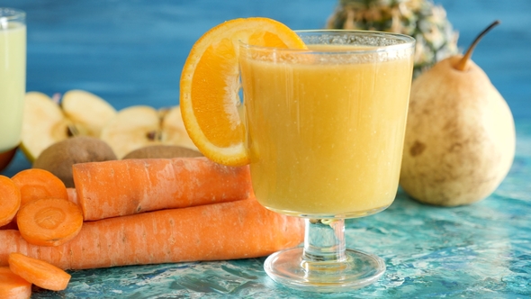 Focus Transition from One Detox Juice Glass to Other alt