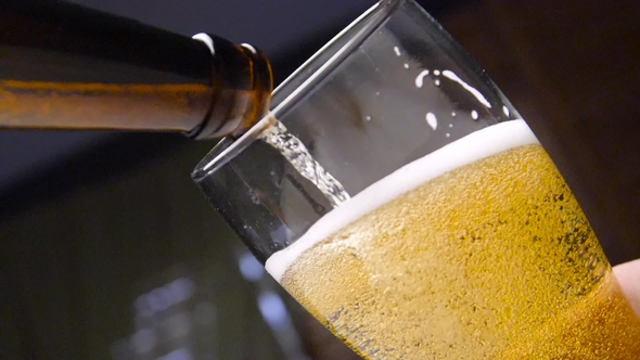 Pour Beer from the Bottle to the Last Drop alt